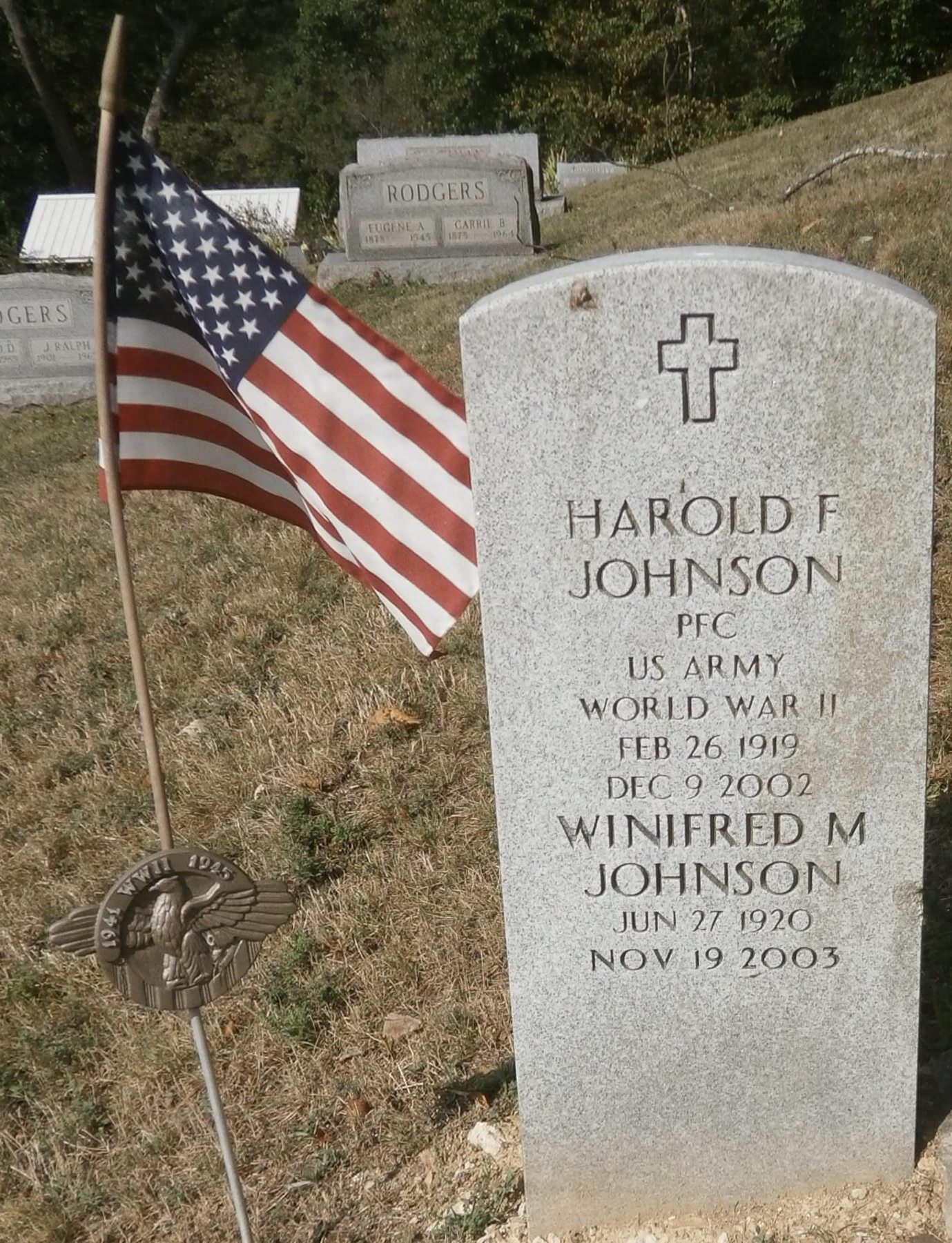 Headstone: Johnson - Harold F & Winifred M