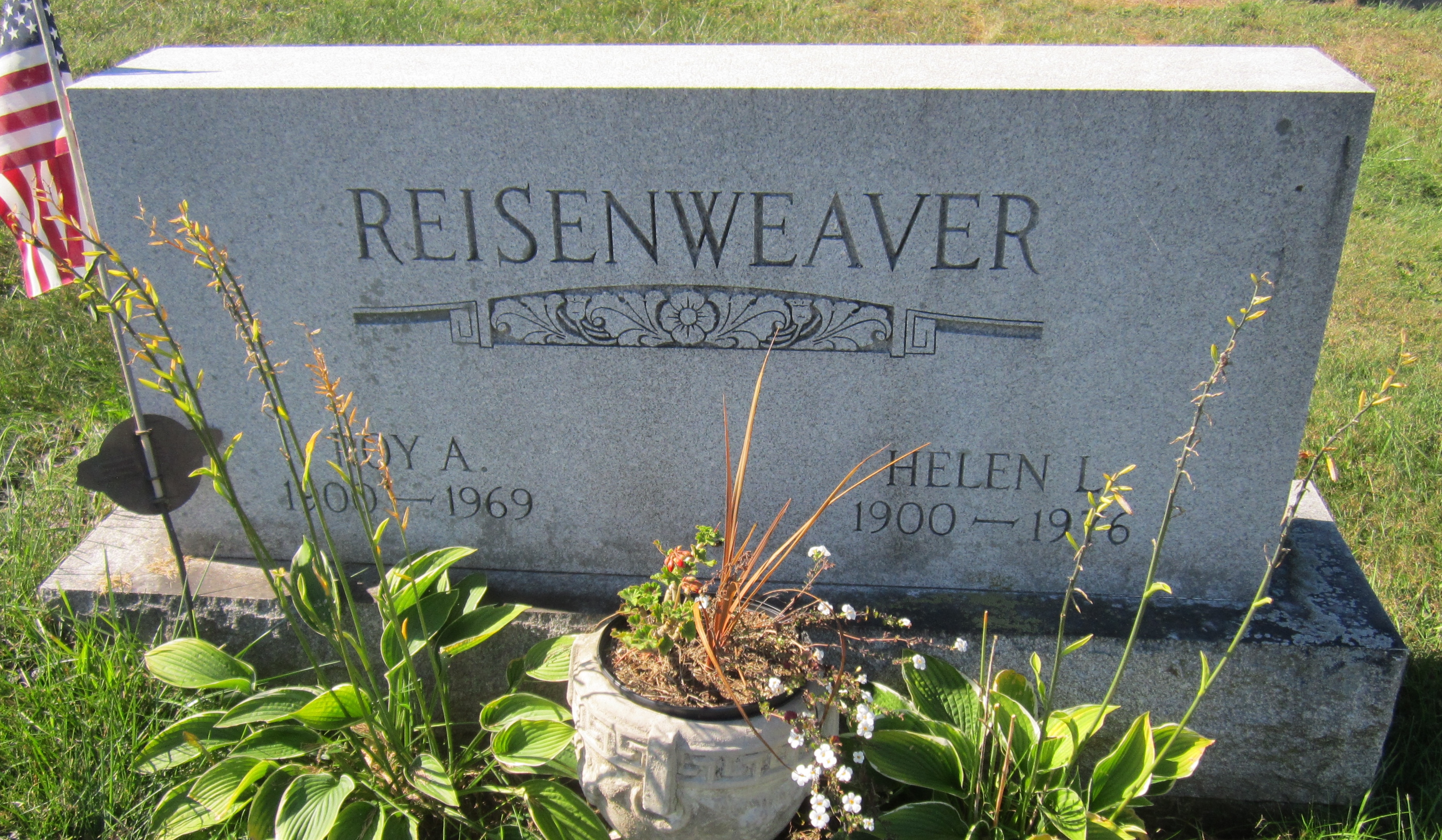 Headstone: Reisenweaver - Roy A. & Helen L.