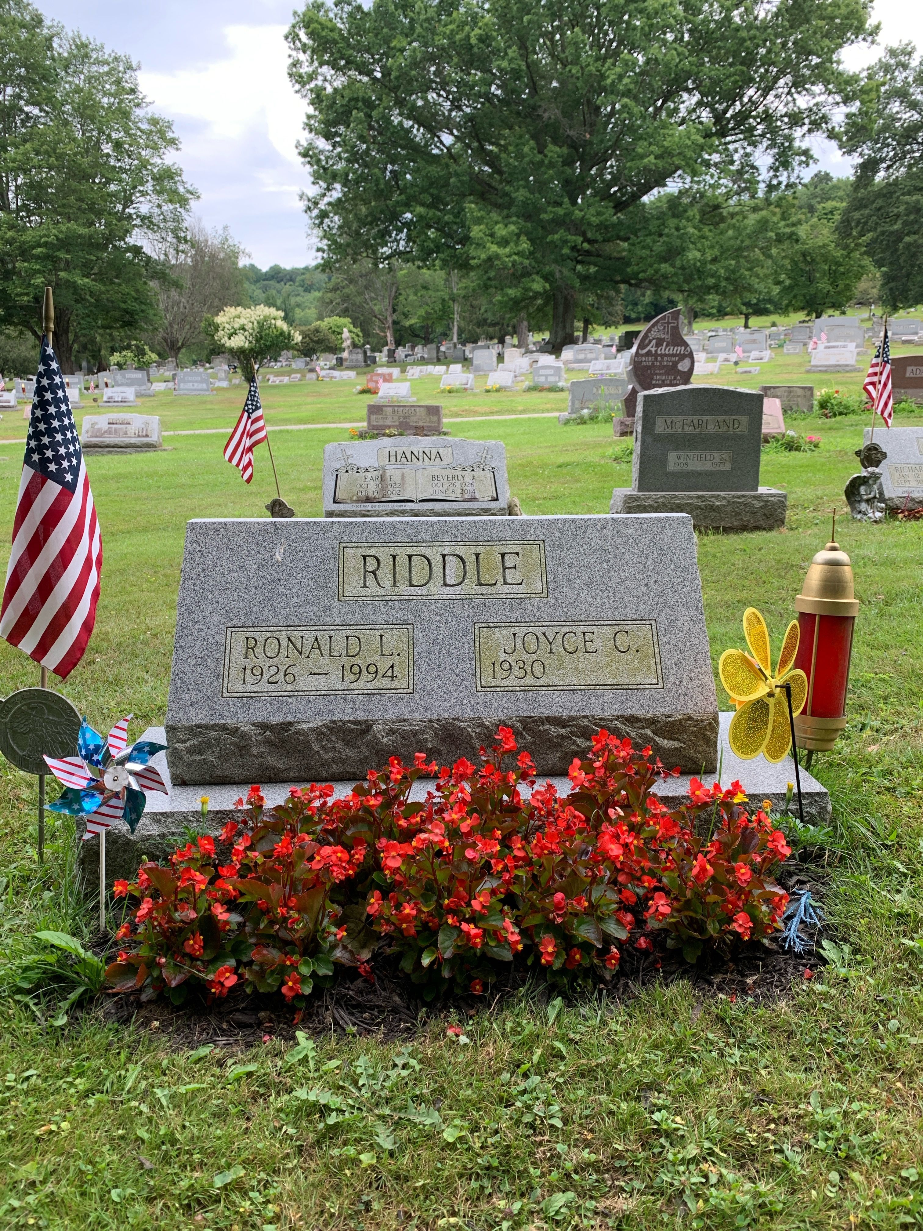 Headstone: Riddle - Ronald L & Joyce C